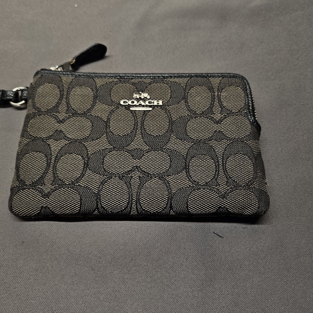 COACH BLACK ZIPPED WALLET